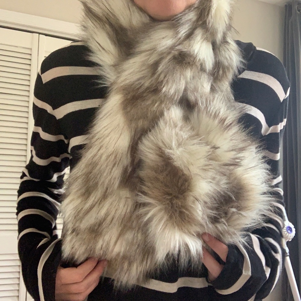 Aritzia | Babaton Fake Fur Scarf
